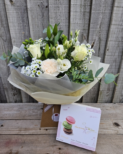 Picture of Neutral Gift Box & Macarons