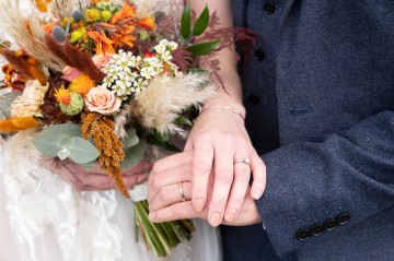 autumnal bridal bouquet - autumnal wedding flowers - shustoke farm barns wedding coleshill