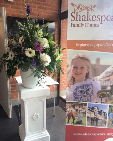 Country Pedestal Display For 400 Years Of  Shakespeare Stratford Upon Avon 