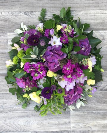 purple posy display - funeral tribut display - posy design - purple lilac flowers 